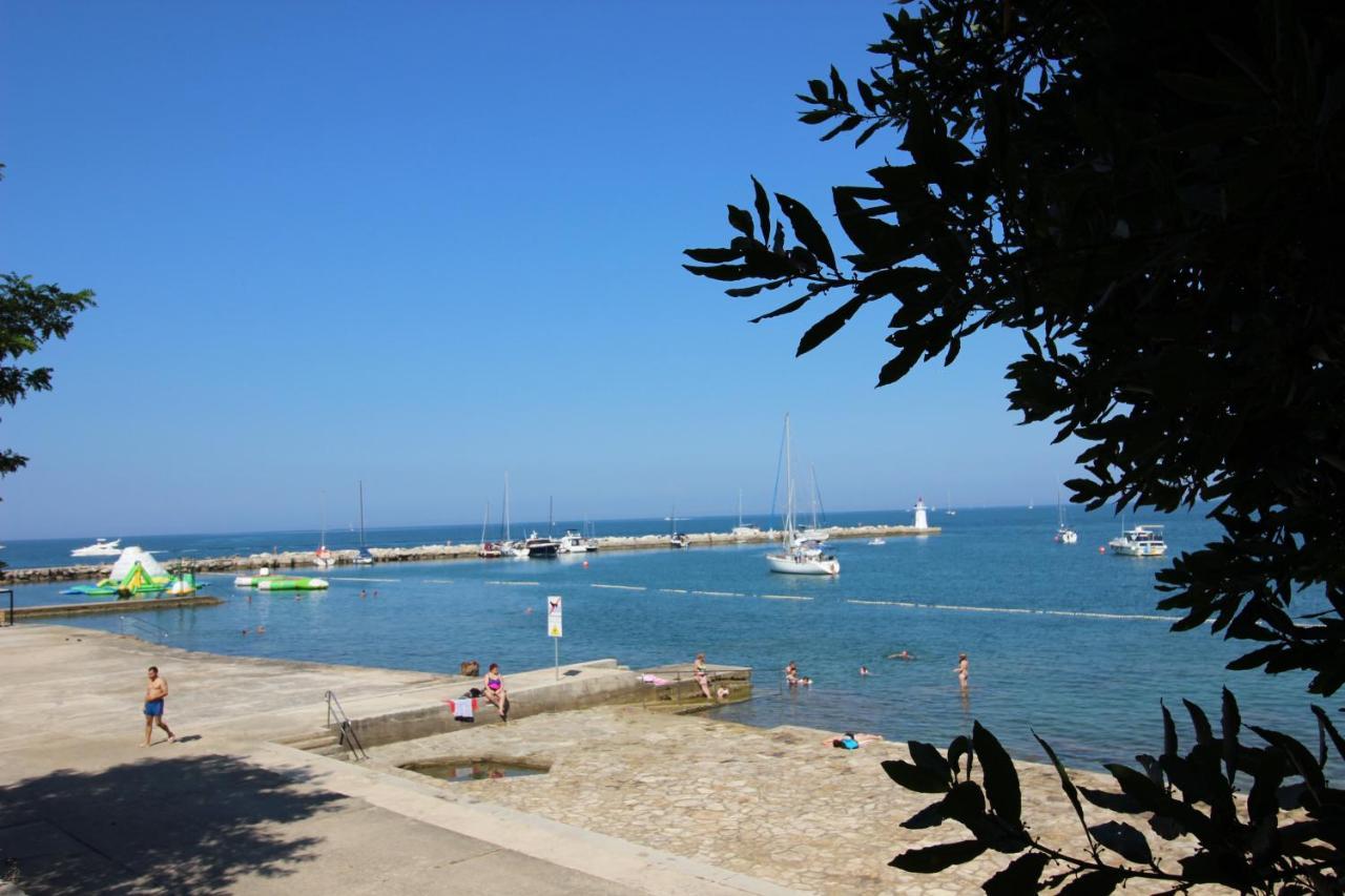 Appartamento Dea, 180 M From The Beach Novigrad Istria Esterno foto